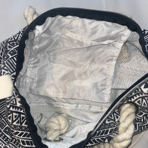 Allover Print Duffle Bag Adjustable Shoulder Strap Two Rope Handles Full Zip - Picture 3 of 7